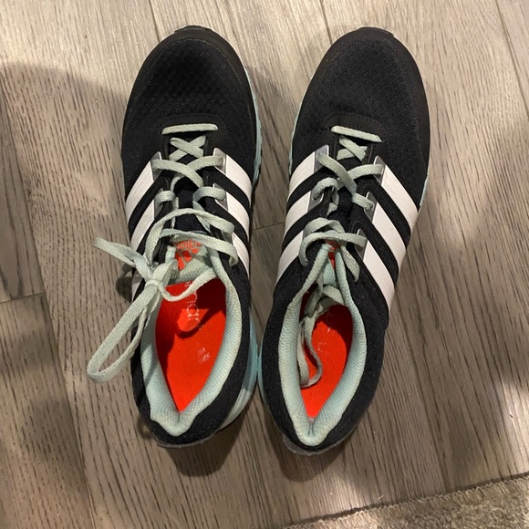 Size 8 Adidas running shoes - Picture 3 of 4
